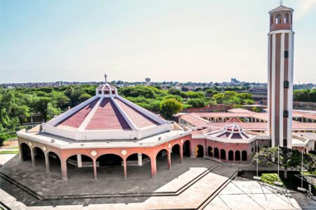 El Papa León con los trabajadores del Vaticano, con los enfermos en Chiclayo, los obispos de la fraternidad, Parolin y el cónclave, Estados Unidos puede esperar.