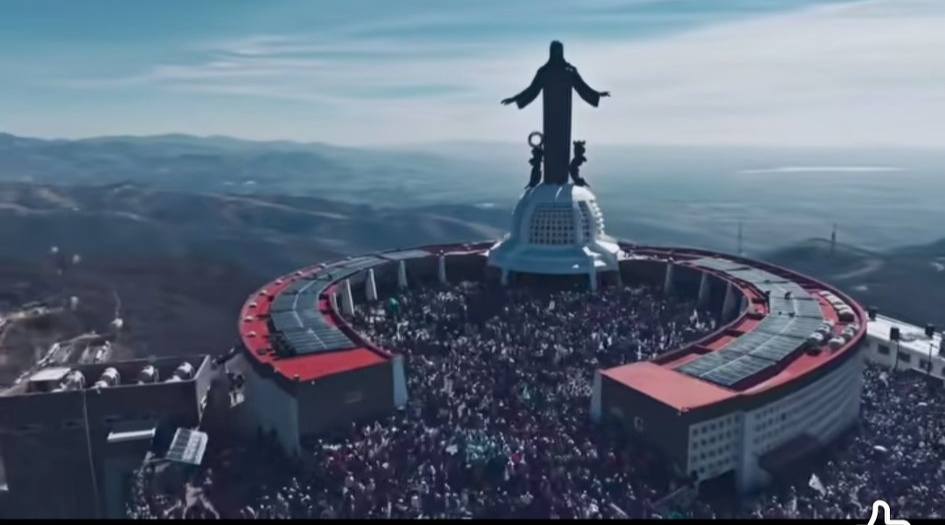 Miles de jóvenes católicos peregrinan el Cerro del Cubilete en la Marcha del Centenario Cristero