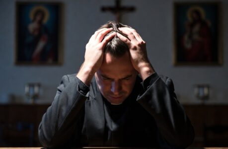 Cuando un sacerdote se suicida, crisis y negación