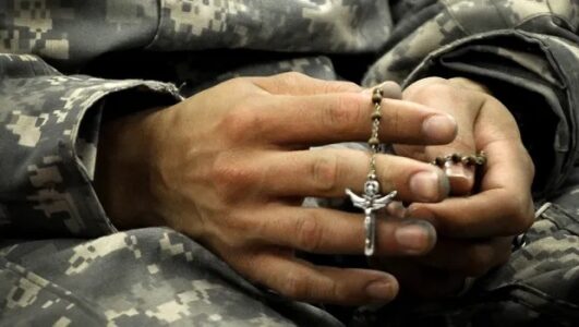 León XIV: el ángelus y la visita pastoral en Roma, ¿un nuevo dicasterio Vaticano para internet y la IA?, Cupich ataca a Trump, ¿un nuncio en USA a medida?, prohibido predicar a los curas, capellanes para la guerra, ¿Qué esperamos del nuevo Papa?  