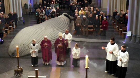 León XIV y la protección de menores, la inteligencia artificial y los seminaristas, las casas de los curas, parolin y los capellanes militares, Cupich en Roma, «Mesa Iftar-Ramadán 2026», el embajador USA, Sarah en 2050, el ‘concepto elástico’ del celibato, el derecho al aborto, el obispo de Búfalo, la ballena en la catedral, catecúmenos en Nueva York, las reliquias de San Francisco, los extremos se tocan, la ciudad del engaño.