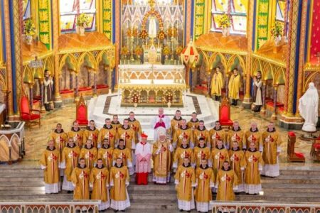 Domingo de ‘Quasimodo», el rosario por la Paz, el viaje a África y entrevista a Parolin, “IV Fiesta de la Resurrección”, el Papa y Macron, Hollerich se marca un Delcy, la mediación de María, Spadaro SJ y Francisco SJ, ¿Obispos ‘Ad tempus’?, la Pascua Ortodoxa, Heraldos de Evangelio: “Digitus Dei hic est”.