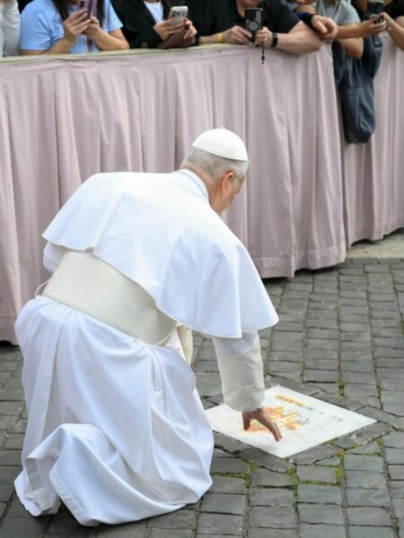 Meditación mariana y San Juan Pablo II, León XIV en la Sapienza, cisma con excomunión, el Papa en el funeral, la nulidad del proceso Becciu, futuros cardenales, persecución de los cristianos, Burke en Chartres, la vicaría general de Bäzing, sincretismo en Alemania, graduaciones lavanda, las guerras biológicas,  de Fátima numquam satis. 