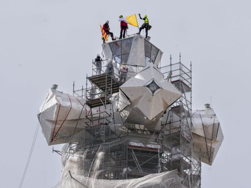 Encyclical at the end of the month, Pope “Doot Doot”, the degradation of theology, Saint John Paul II, the first major crisis of Leo XIV, the liturgy as entertainment, the Christian roots, sanctifying sodomy, the human body machine, the Cross of the Sagrada Familia.