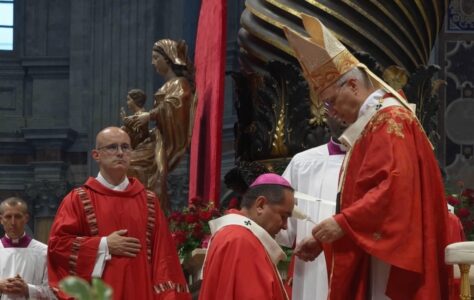 José Armando Álvarez recibe palio de manos del Papa León XIV