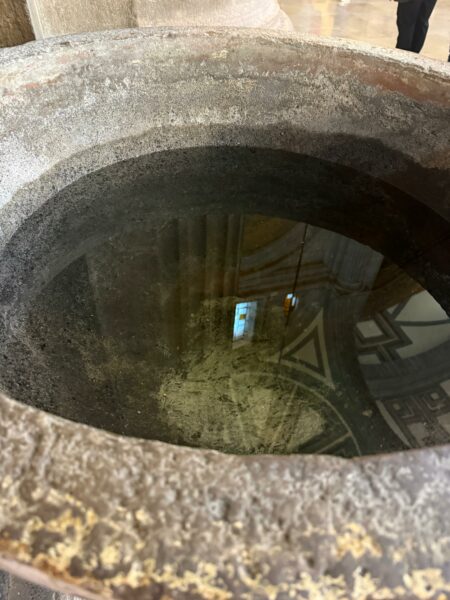 Agua lustral. Privilegio.