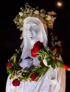 El Papa retoma su actividad, cambio en Colombia, la sinodalidad sinodal, luces y sombras del banco del Vaticano, el cisma y la unidad, Zen y los arco iris, la profanación de Medjugorje,  detener el caos, la caída de los progresistas, buscar a Dios; Marta, María y Lázaro.