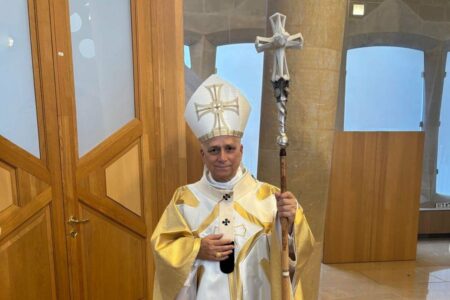 Despedidas en los medios de la Santa Sede, Zuppi en Ucrania, Sarah regresa a Guinea, la reforma Aguiar en Guadalupe, pastoral de ‘migrantes’, el canon 212, misa entre ruinas, el báculo gaudiniano, el catecismo del cisma, católicos de Hamburgo, obispos ‘anti-derechos’, Alemania sin fieles pero más rica, los funerales y los novísimos, el terrorismo rojo, católicos en el fútbol.