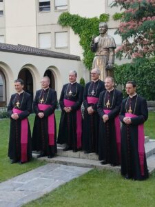 ¿Habetis mandatum apostolicum?, primer cisma y excomunión de León XIV, primeras reacciones, ¿coordinar Benedicto con Francisco?, suspendido el diálogo ecuménico en Vaticano, la salvación universal, la inmigración y Trump, Delpini y Milán, el último consistorio.