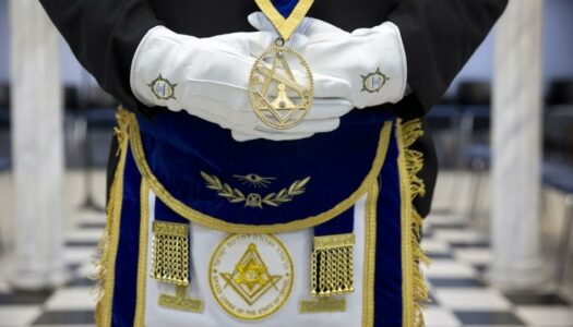 Las visitas veraniegas de León XIV, otro obispo chino, el caso Rupnik, «víctimas, abusadores y silencio», abusadores en Chiclayo, ¿Ecclesia supplet?, un juicio equilibrado de Pablo VI, eutanasia en Nueva York, Italia y la masonería.