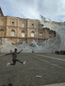 El recorte a los recortes en el Vaticano, León XIV deshace a Francisco sin decirlo, la ola en la biblioteca, obispos que se van, Europa y la iglesia sinodal, los problemas de viaje a Francia, los católicos en Londres.